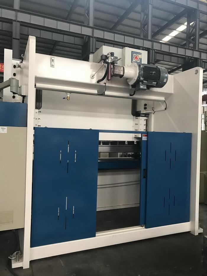 REAR SIDE OF YAWEI 300T CNC PRESSBRAKE 3MTR