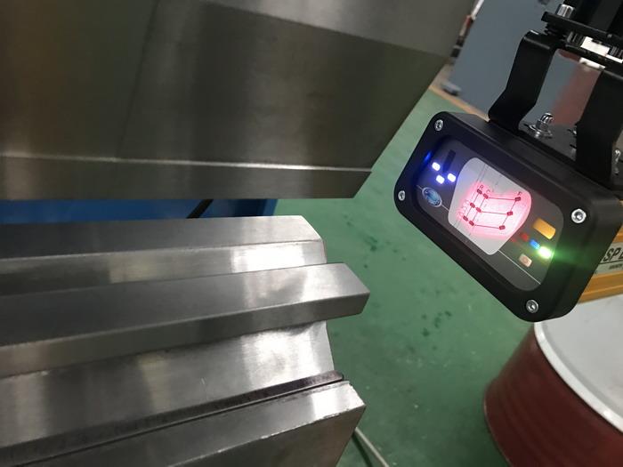 ITAALIA DSP Yawei Hiina 4-teljelise cnc-pressbrasi laserkaitse